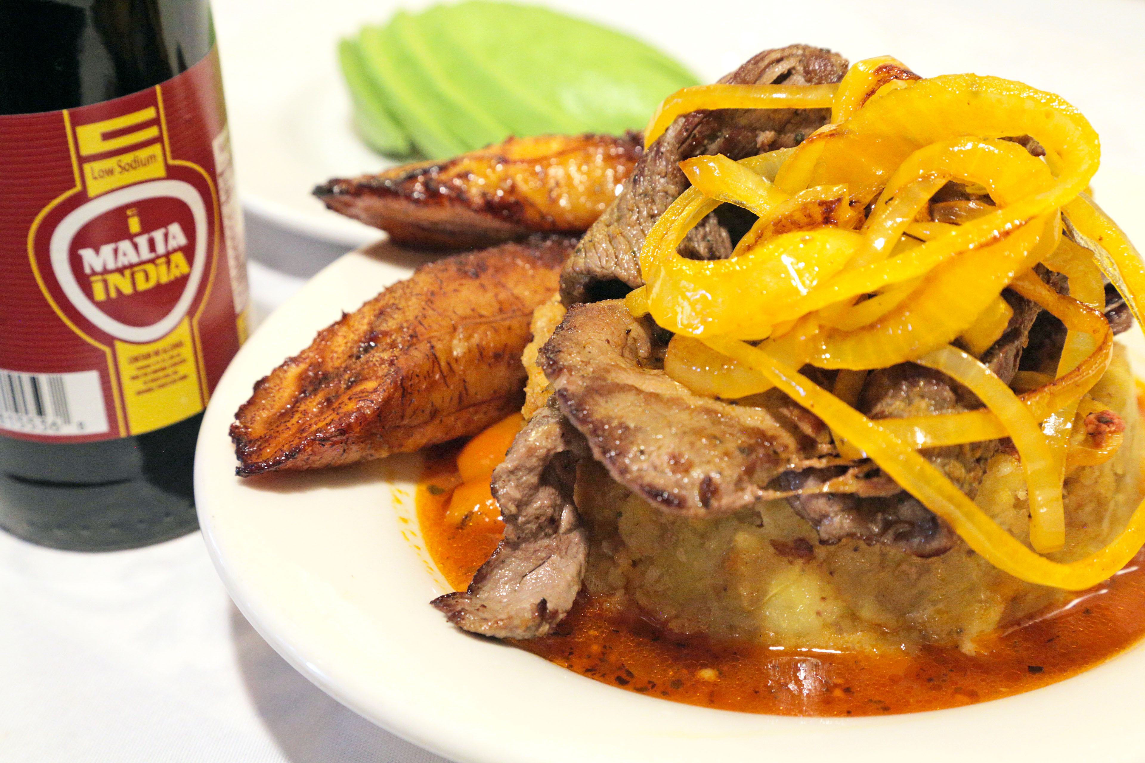 Mofongo de Bistec Encebollado